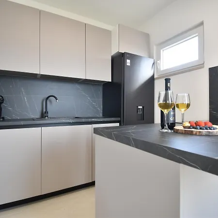 Blue Pearl Luxury - First Row To The Sea With Spa, 2 Bathrooms, Free Parking, Znjan Spalato