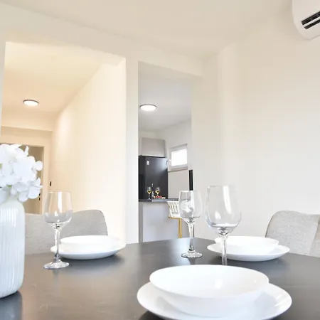 Blue Pearl Luxury - First Row To The Sea With Spa, 2 Bathrooms, Free Parking, Znjan Appartamento Spalato
