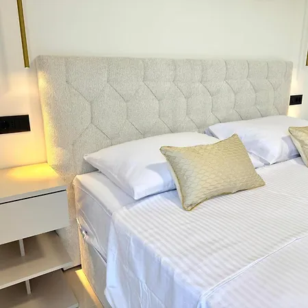Blue Pearl Exclusive - First Row To The Sea With Spa, Znjan Beach,1st Floor Appartement Split